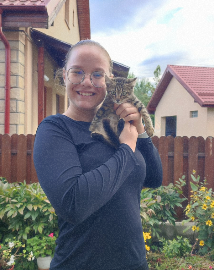 photo with a cat and eliza doltu